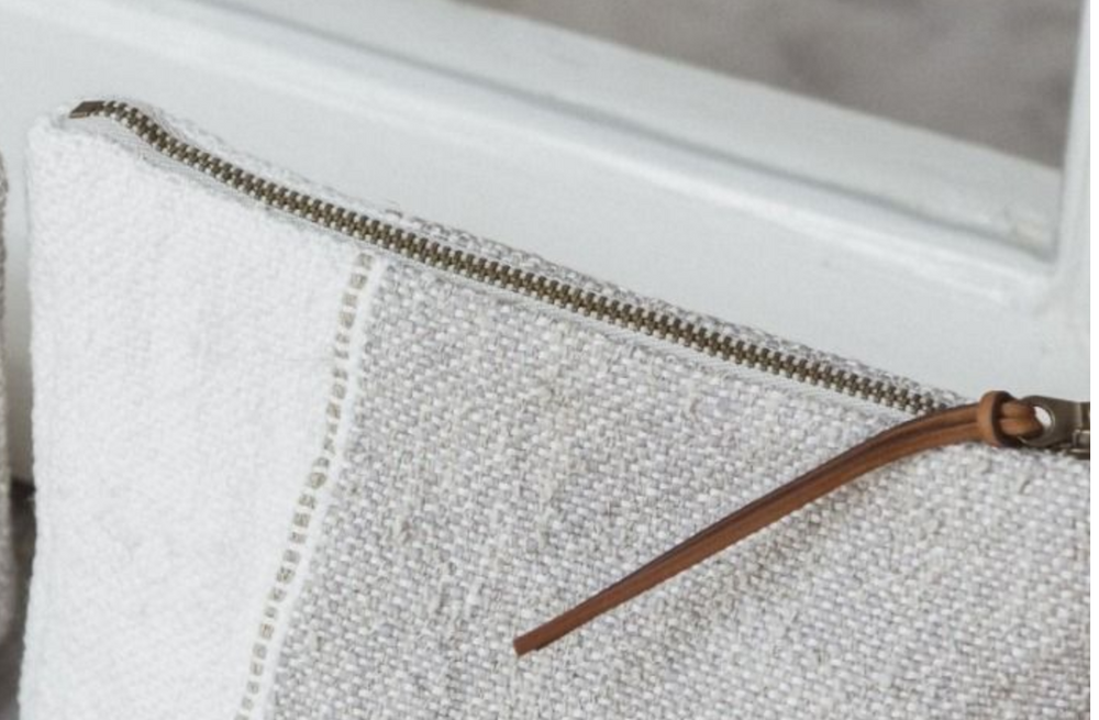
                      
                        The Charlotte Pouch -oyster linen
                      
                    