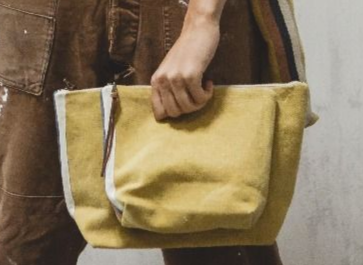 
                      
                        The Ellis Pouch - Ambre
                      
                    